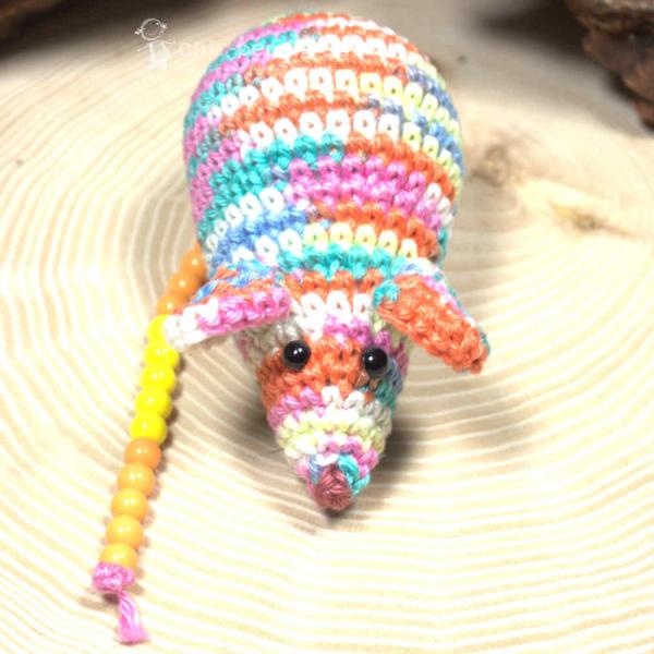 kleine Rechenmaus mit gelb orangen Perlen als Schwanz