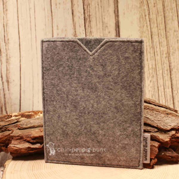 Hellgraue handgenähte Filz Passhülle der Marke Weidräwöl für Reisepass und Impfpass auf hellem Untergrund.