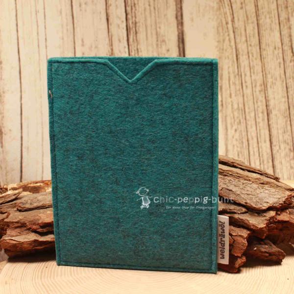 Türkisfarbene handgenähte Filz Passhülle der Marke Weidräwöl für Reisepass und Impfpass auf hellem Untergrund.