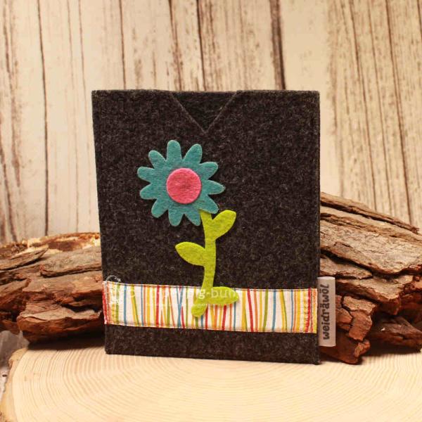 Handgenähte dunkelgraue Filz Passhülle der Marke Weidräwöl mit blauer Blumen-Applikation und bunt gestreifter Bordüre für Ausweise.