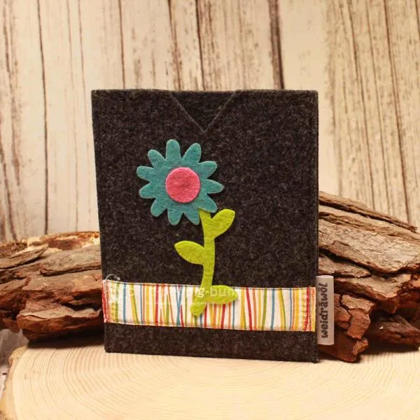 Handgenähte dunkelgraue Filz Passhülle der Marke Weidräwöl mit blauer Blumen-Applikation und bunt gestreifter Bordüre für Ausweise.