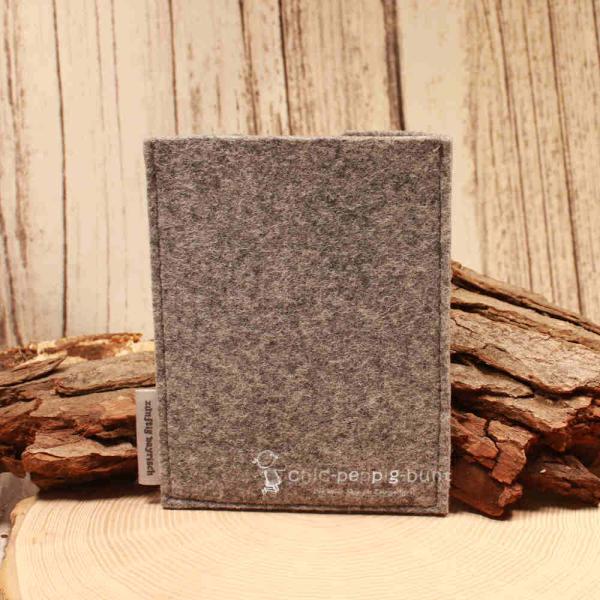 Impfpasshülle Filz hellgrau bunt gestreifte Bordüre Blume orange