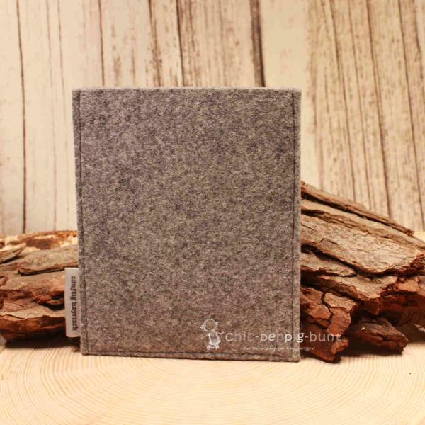 Impfpasshülle Filz hellgrau bunt gestreifte Bordüre Blume Pink