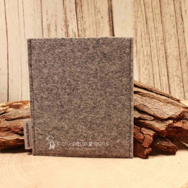 Impfpasshülle Filz hellgrau Herz rot, Bordüre rot weiss kariert