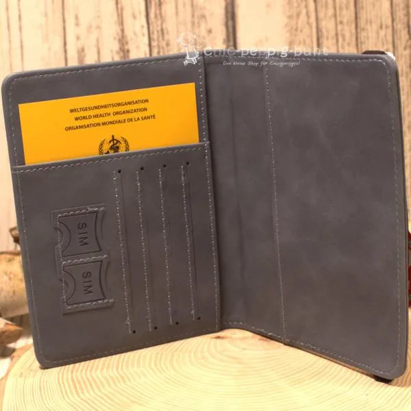 Leder Brieftasche als Reiseetui mit Maßen 15 x 11 x 1 cm und Steckfächern.