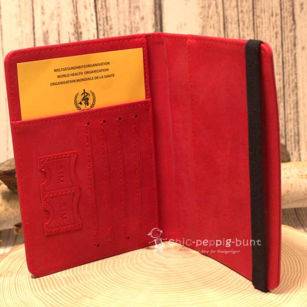 Rote Leder Brieftasche als Reiseetui mit Maßen 15 x 11 x 1 cm. Rote Leder Brieftasche als Reiseetui mit Maßen 15 x 11 x 1 cm.