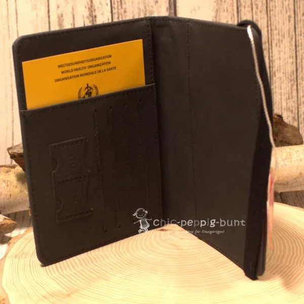 Leder Brieftasche als Reiseetui mit Maßen 15 x 11 x 1 cm.