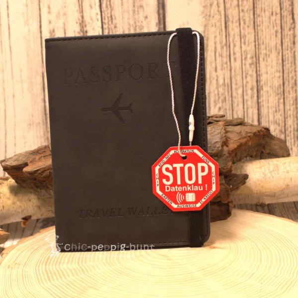 Elegante Passhülle Unisex aus schwarzem Leder im geschlossenen Zustand. Elegante Passhülle Unisex aus schwarzem Leder im geschlossenen Zustand.