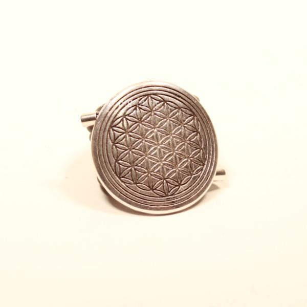 Extravaganter Damenring aus schwarzem PVC-Schlauch mit einem großen, versilberten „Blume des Lebens“-Metallelement.