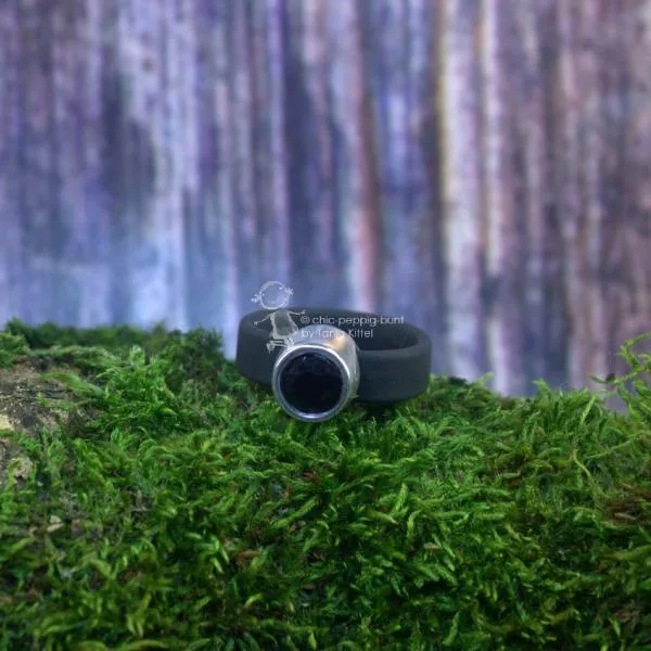 Damenring mit Kautschuk-Band schwarz und Swarovski-Stein schmal