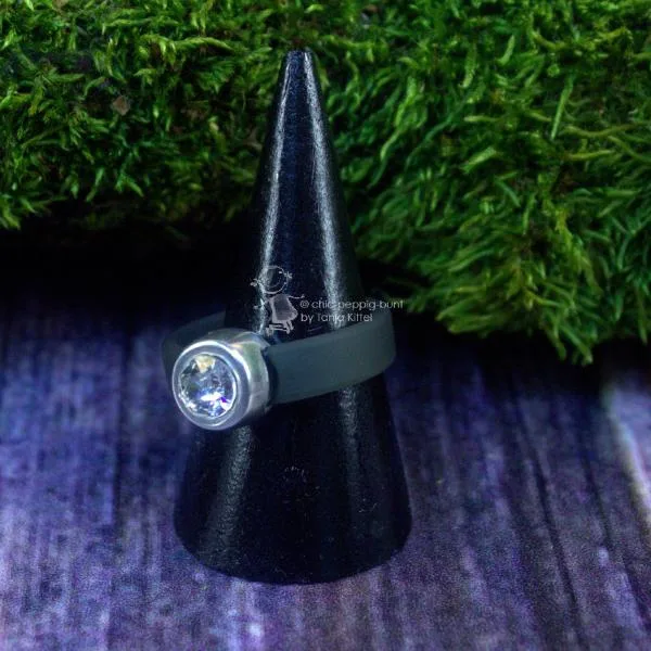 Damenring mit Kautschuk-Band grau und Swarovski-Stein schmal