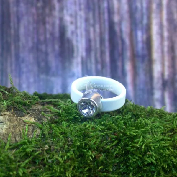 Damenring mit Kautschuk-Band weiß und Swarovski-Stein schmal