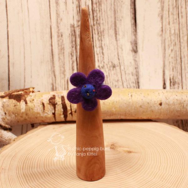 Kinderring Filz-Blume Lila-Blau – Bestickter Fingerring Handmade