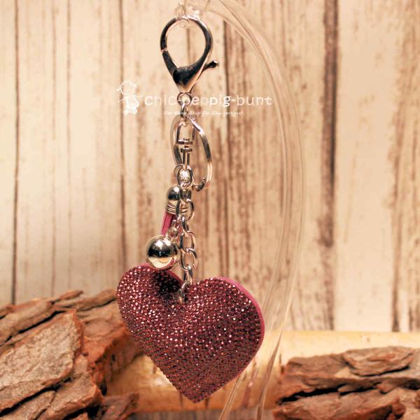 Detailaufnahme der Glitzerseite des Herz-Taschenanhängers mit Metallperle und Schlüsselring.