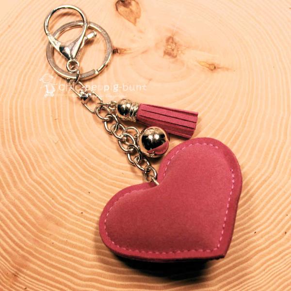 Rückansicht des Herz-Taschenbaumlers aus Stoff zur Veranschaulichung der 15 cm Gesamtlänge.