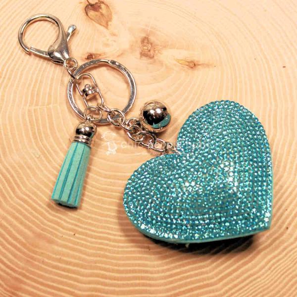 Glitzernder Schlüsselanhänger mit Stoff-Herz, silberner Gliederkette, Quaste und Karabinerhaken.