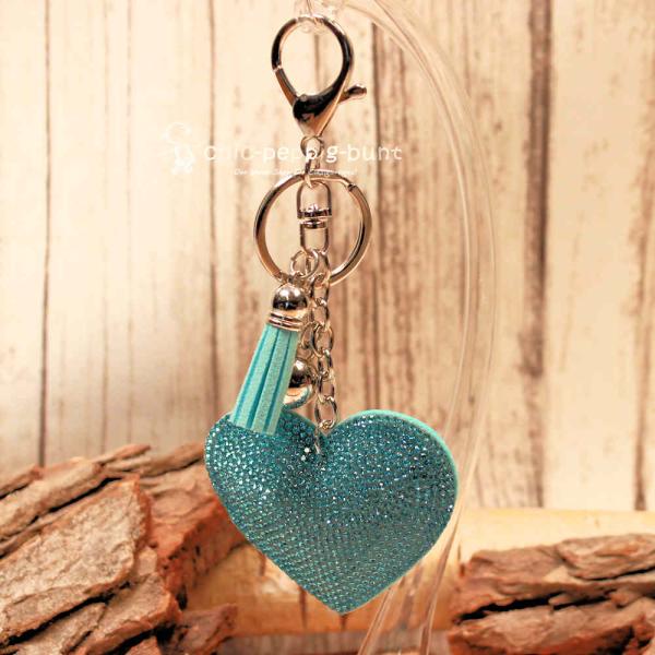 Detailaufnahme der Glitzerseite des Herz-Taschenanhängers mit Metallperle und Schlüsselring.