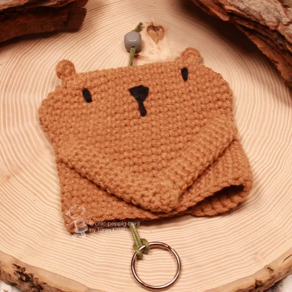 Gehäkelter Schlüsselanhänger Bär braun handmade mit grünem Band und Schlüsselring als Taschenbaumler