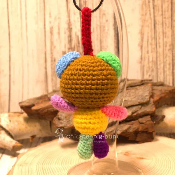 Detailansicht des gehäkelten Bären am Schlüsselbund. Weiche Wolle, handmade, Gesamthöhe 16 cm.