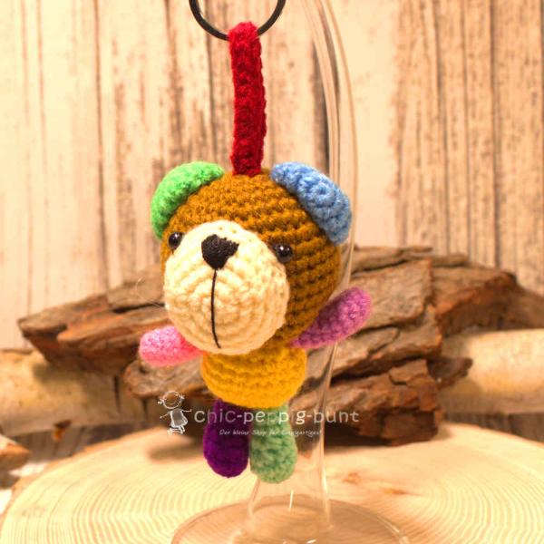 Handgemachter gehäkelter Bär als unisex Glücksbringer und Taschenbaumler. Maße: 11×7×6 cm. Handgemachter gehäkelter Bär als unisex Glücksbringer und Taschenbaumler. Maße: 11×7×6 cm.