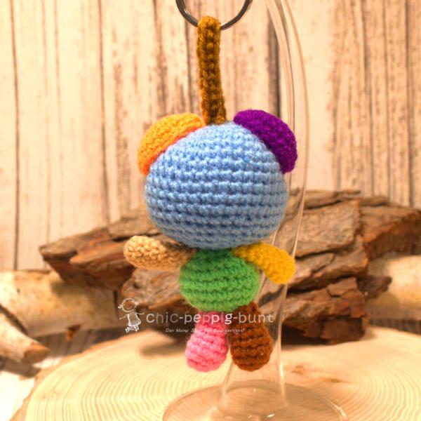 Detailansicht des gehäkelten Bären am Schlüsselbund. Weiche Wolle, handmade, Gesamthöhe 16 cm. Detailansicht des gehäkelten Bären am Schlüsselbund. Weiche Wolle, handmade, Gesamthöhe 16 cm.
