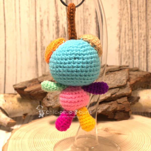 Nahaufnahme des Bären als Taschenbaumler an einem Schlüsselbund. Gesamthöhe 16 cm, Wolle, handmade. Nahaufnahme des Bären als Taschenbaumler an einem Schlüsselbund. Gesamthöhe 16 cm, Wolle, handmade.
