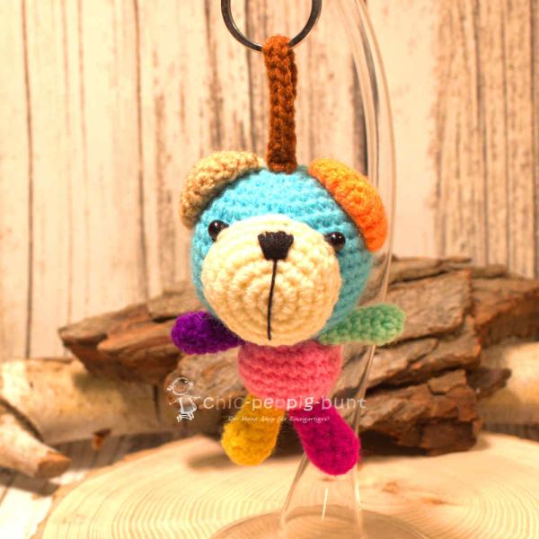 Handgemachter gehäkelter Bär in Hellblau/Rosa als unisex Glücksbringer. Fair Trade Wolle, 11×7×6 cm. Handgemachter gehäkelter Bär in Hellblau/Rosa als unisex Glücksbringer. Fair Trade Wolle, 11×7×6 cm.