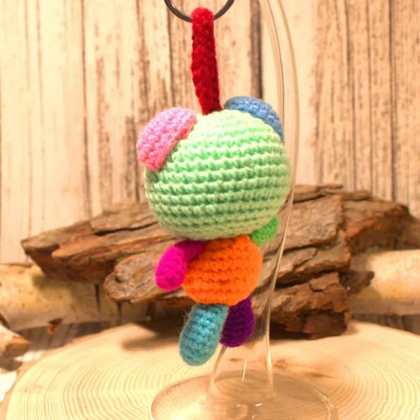 Nahaufnahme des Bären als Taschenbaumler an einem Schlüsselbund. Gesamthöhe 16 cm, Wolle, handmade.