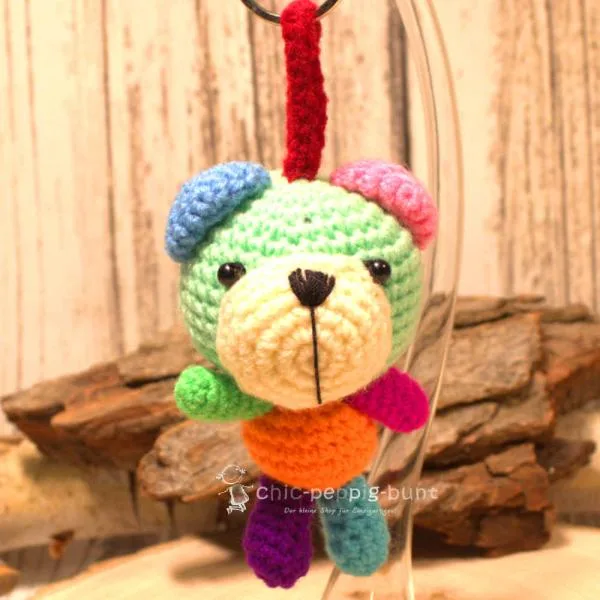 Handgemachter gehäkelter Bär in mintgruen als unisex Glücksbringer. Fair Trade Wolle, 11×7×6 cm.