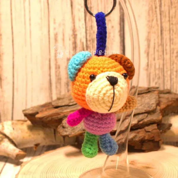 Handgemachter gehäkelter Bär in orange als unisex Glücksbringer. Fair Trade Wolle, 11×7×6 cm.
