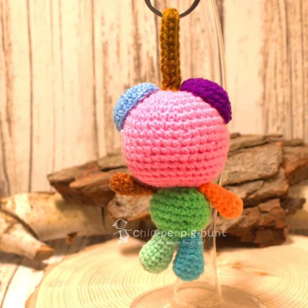 Nahaufnahme des gehäkelten Bären als Taschenbaumler. Gesamthöhe 16 cm, Wolle, handmade, Rosa.