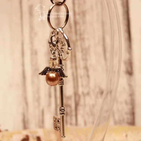 Goldener Schutzengel Schlüsselanhänger – Edler Vintage-Schlüssel & Charm - schluesselanhaenger engel gold schluessel strass
