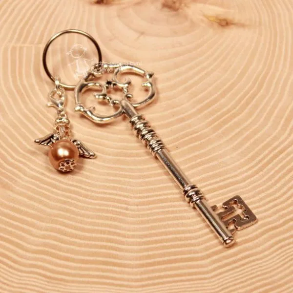 Goldener Schutzengel Schlüsselanhänger – Edler Vintage-Schlüssel & Charm - schluesselanhaenger engel gold schluessel strass