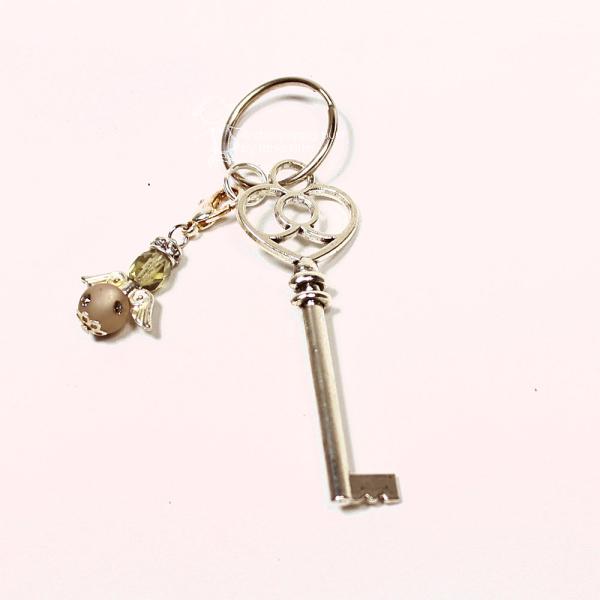 Silberfarbener Schlüsselanhänger mit Vintage-Schlüssel und abnehmbarem grauem Engel-Charm mit Strassbesatz – Handarbeit von chic-peppig-bunt