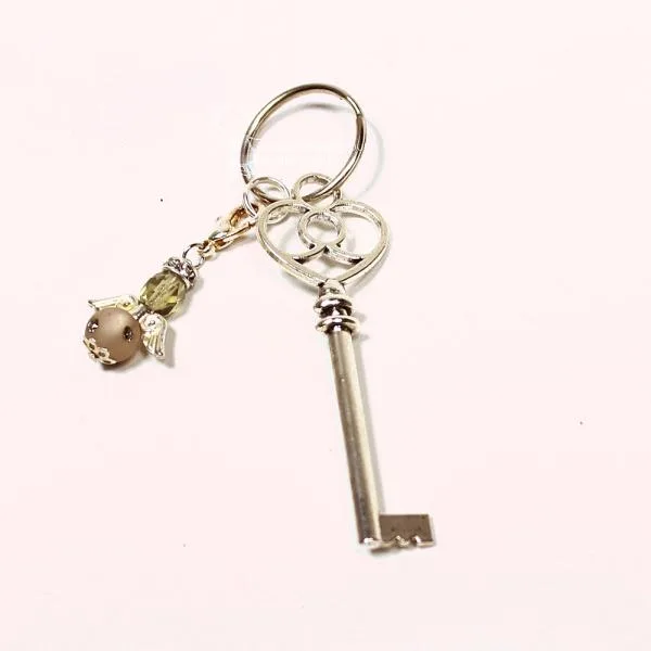 Silberfarbener Schlüsselanhänger mit Vintage-Schlüssel und abnehmbarem grauem Engel-Charm mit Strassbesatz – Handarbeit von chic-peppig-bunt