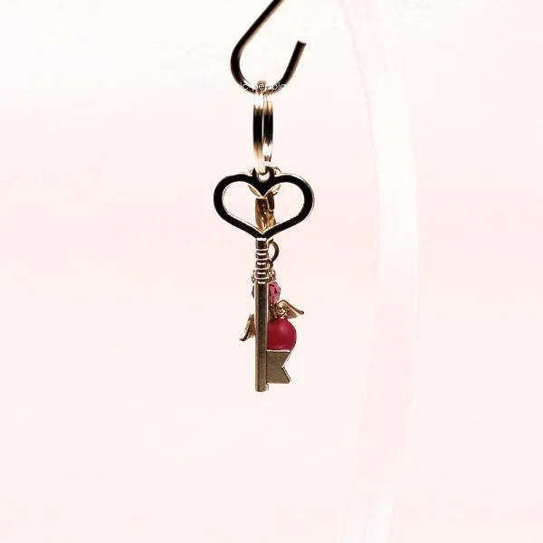 Kleiner Schutzengel Schlüsselanhänger – Lila Perle & Vintage-Schlüssel - schluesselanhaenger engel pink schluessel klein
