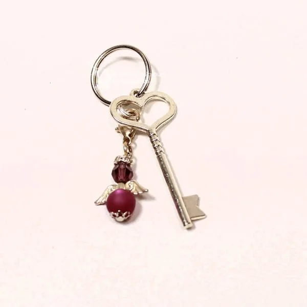 Silberfarbener kleiner Vintage-Schlüssel als Schlüsselanhänger mit lila Engel-Charm und Karabiner – Handgefertigt in Deutschland von chic-peppig-bunt.