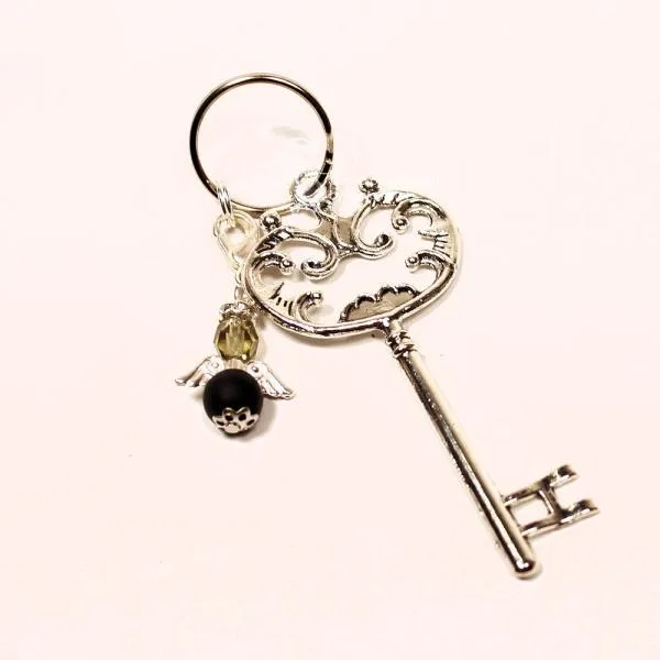 Schlüsselanhänger mit großem silberfarbenem Ornament-Schlüssel und abnehmbarem schwarzen Engel-Charm – Handgefertigter Taschenbaumler von chic-peppig-bunt.