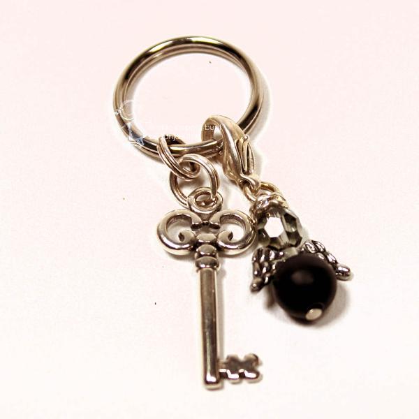 Kleiner silberfarbener Vintage-Schlüssel als Schlüsselanhänger mit abnehmbarem schwarzem Engel-Charm und Karabiner – Handmade von chic-peppig-bunt.