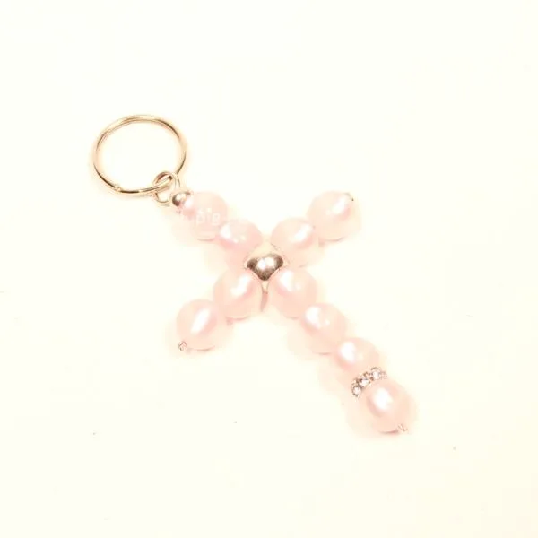 Versilberter Schlüsselanhänger Kreuz-Design mit transparent schimmernden Polarisperlen in Rosé und funkelndem Strassrondell.
