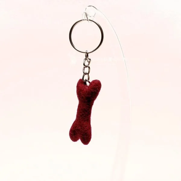 Bordeauxroter Mini Filz-Knochen – Handgefertigter Schlüsselanhänger & Taschenbaumler - schluesselanhaenger knochen hund dunkelrot filz