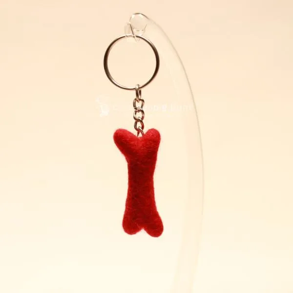 Roter Mini Filz Knochen Schlüsselanhänger – Handgefertigter Taschenbaumler - schluesselanhaenger knochen hund rot filz