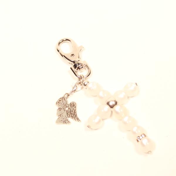 Versilberter Schlüsselanhänger Kreuz-Design mit weiß schimmernden Polarisperlen, Strassrondell und kleinem Metall-Schutzengel-Charm.