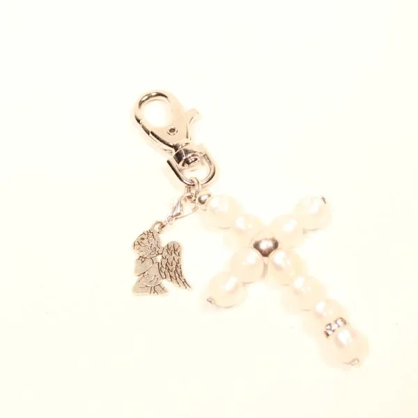 Versilberter Schlüsselanhänger Kreuz-Design mit weiß schimmernden Polarisperlen, Strassrondell und kleinem Metall-Schutzengel-Charm.