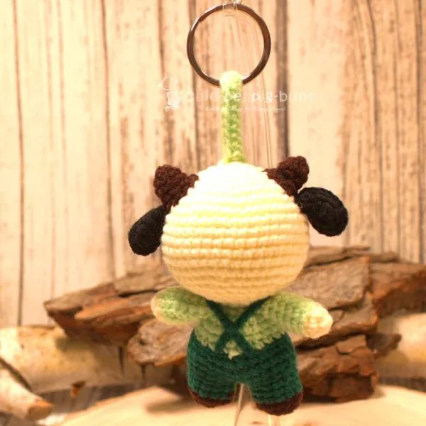 Nahaufnahme des gehäkelten Kuh-Taschenbaumlers aus Wolle. Gesamthöhe 16 cm, World Fair Trade.