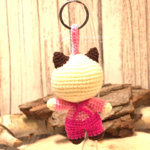Nahaufnahme des gehäkelten Kuh-Taschenbaumlers aus Wolle. Gesamthöhe 16 cm, World Fair Trade, Rosa. Nahaufnahme des gehäkelten Kuh-Taschenbaumlers aus Wolle. Gesamthöhe 16 cm, World Fair Trade, Rosa.