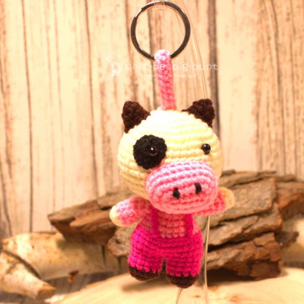 Handgemachter, gehäkelter Kuh-Schlüsselanhänger in Rosa. Unisex Glücksbringer, Maße 11×7×6 cm. Handgemachter, gehäkelter Kuh-Schlüsselanhänger in Rosa. Unisex Glücksbringer, Maße 11×7×6 cm.