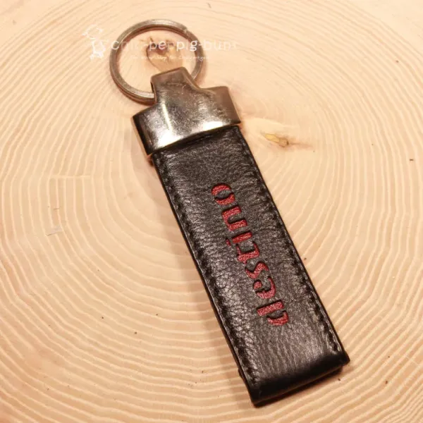 Hochwertiger Leder Schlüsselanhänger mit roter destino Prägung und großem Metallring.