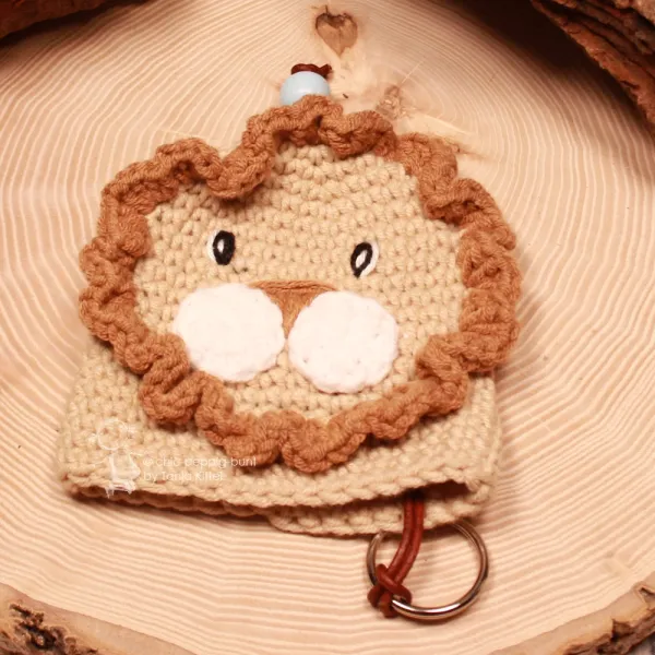 Gehäkelter Schlüsselanhänger Löwe handmade in Beige und Braun mit hellblauer Perle als Taschenbaumler