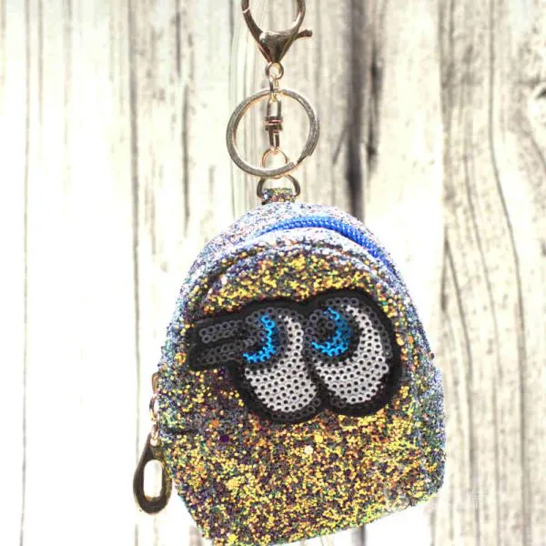 Nahaufnahme der glitzernden Utensilientasche mit Schlüsselring, ideal als kleines Mäppchen für den Schlüsselanhänger.